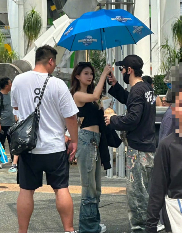 新加坡偶遇黄晓明和女生旅游 有网友在新加坡偶遇黄晓明和女生旅游。 