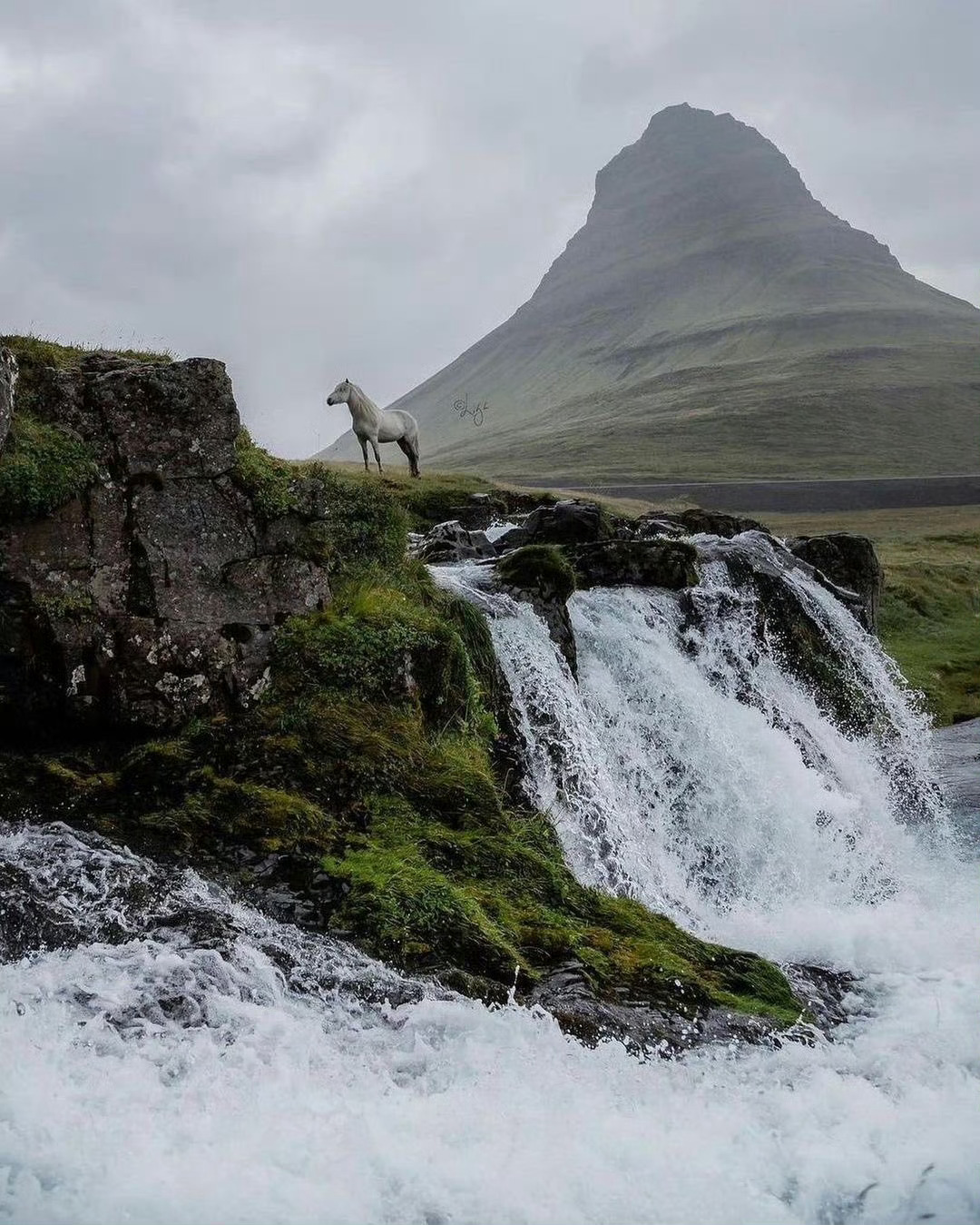 冰岛🇮🇸图1 📷 chrisburkard 图2  Kirkjufell 