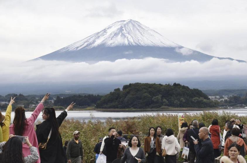 富士山降下首场雪

日本气象厅当地观测站称，日本最高峰富士山在23日下了本季的第
