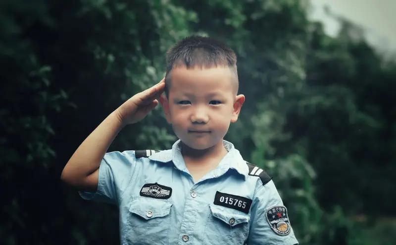 父母治安罚款是否影响孩子入警政审，这得具体情况具体分析。一般来说，普通的治安罚款