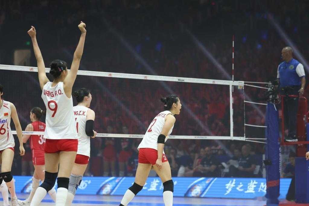 中国女排vs塞尔维亚女排 世联赛南京站：中国女排3-0零封塞尔维亚 斩获两连胜重