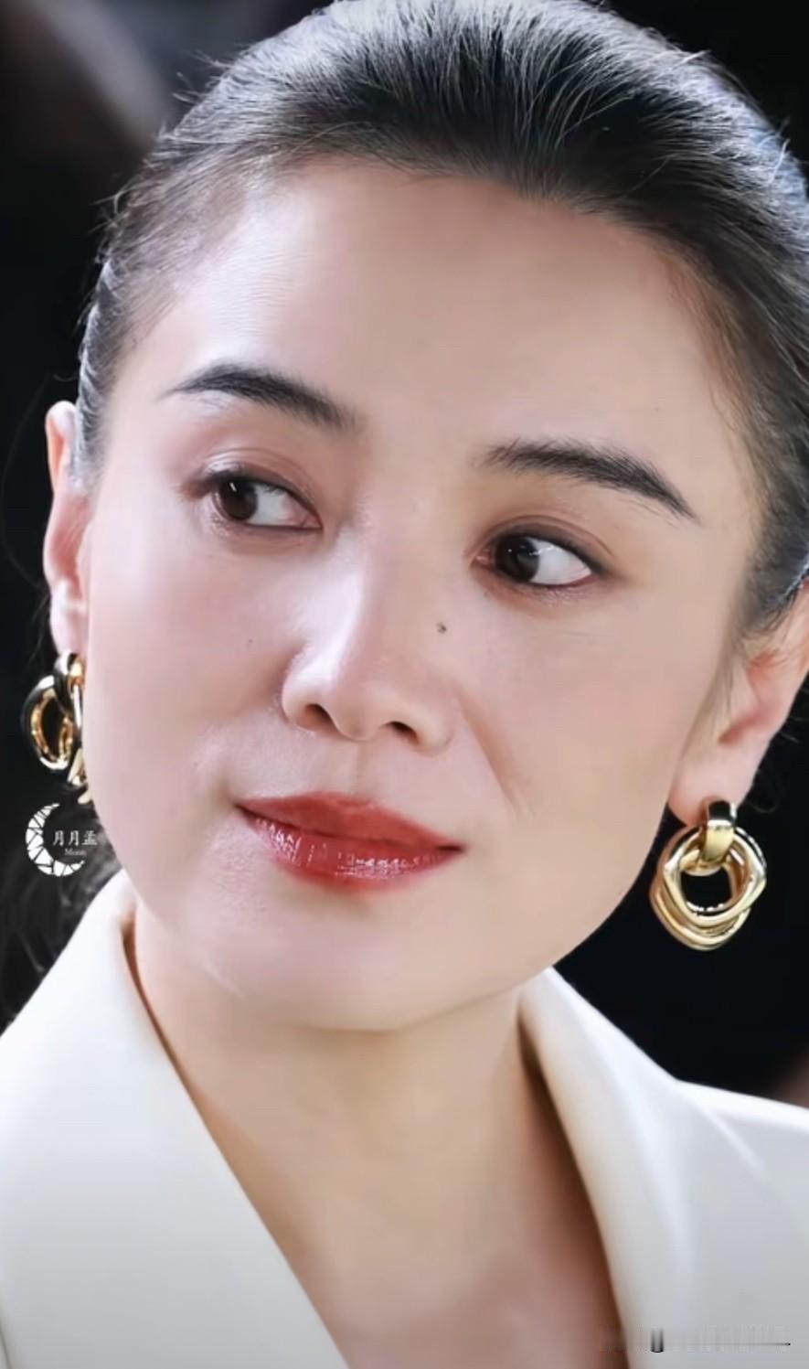 45岁的宋佳
给所有女人都提了个醒。
无论你长得多么漂亮，条件再好，该结婚的时候