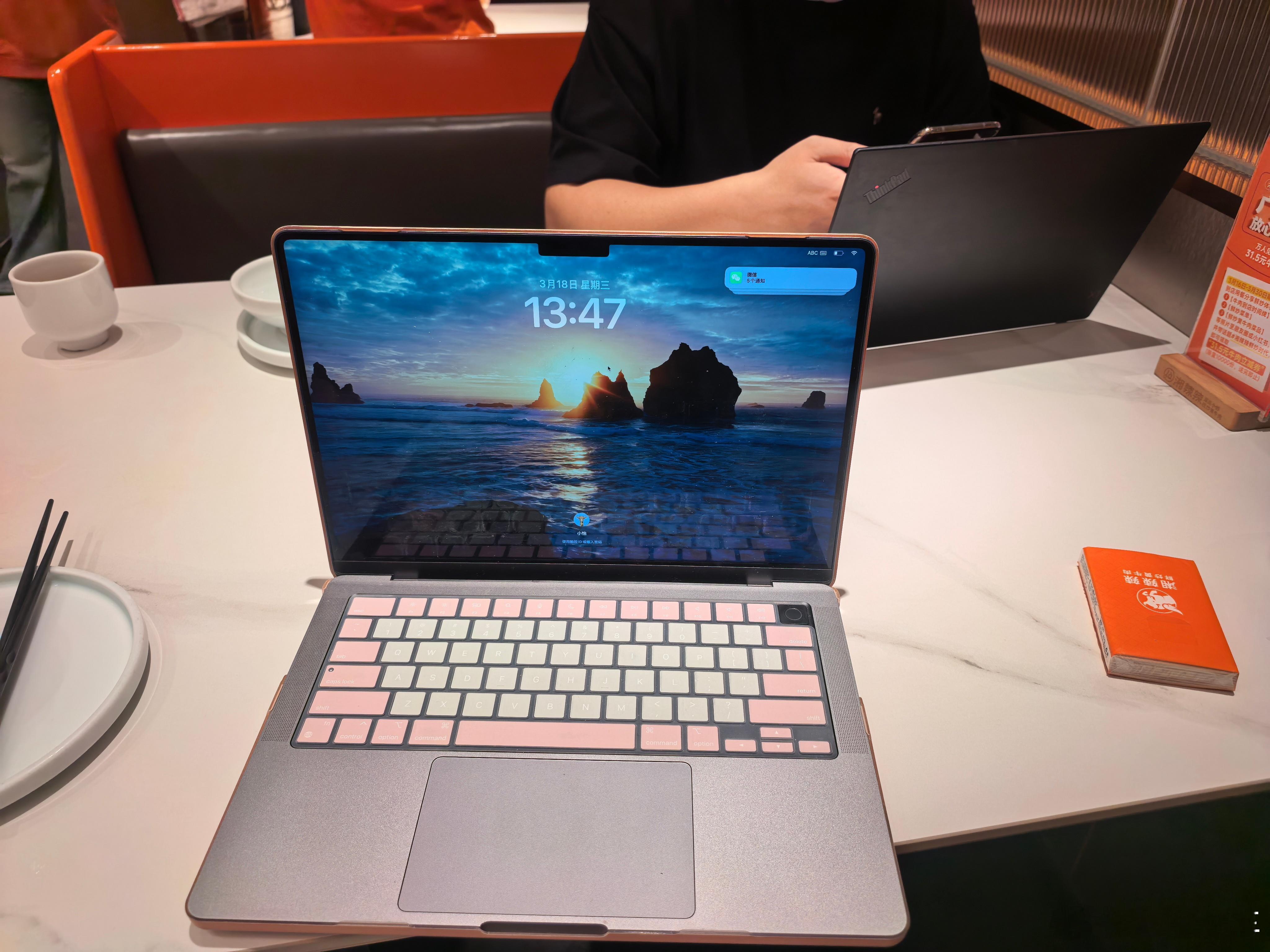 两个等上菜的间隙也要工作的人你不饿吗？