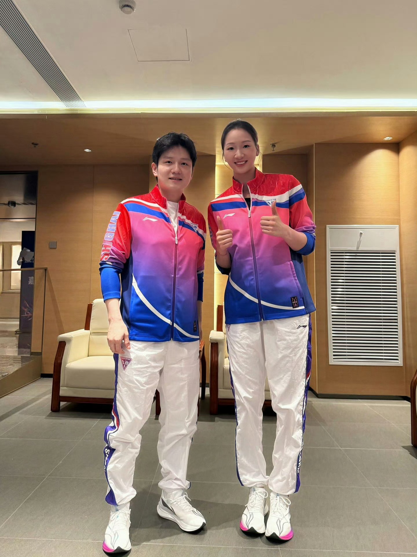 人撑衣衫，而非衣衫衬人。看完樊振东全运会队服合影。前期的平平无奇，都是为后期高光