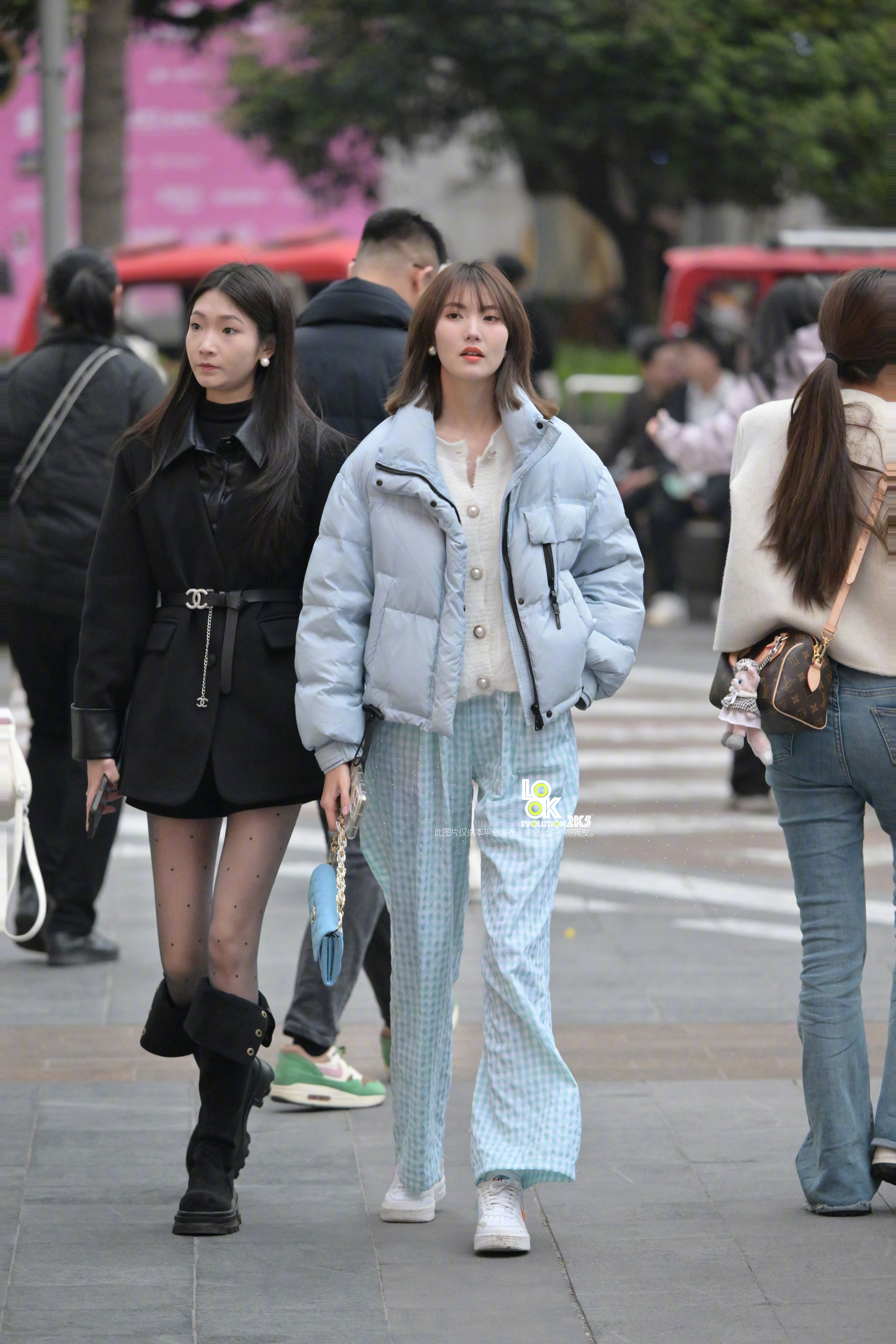 姐妹一起逛街 ​​​