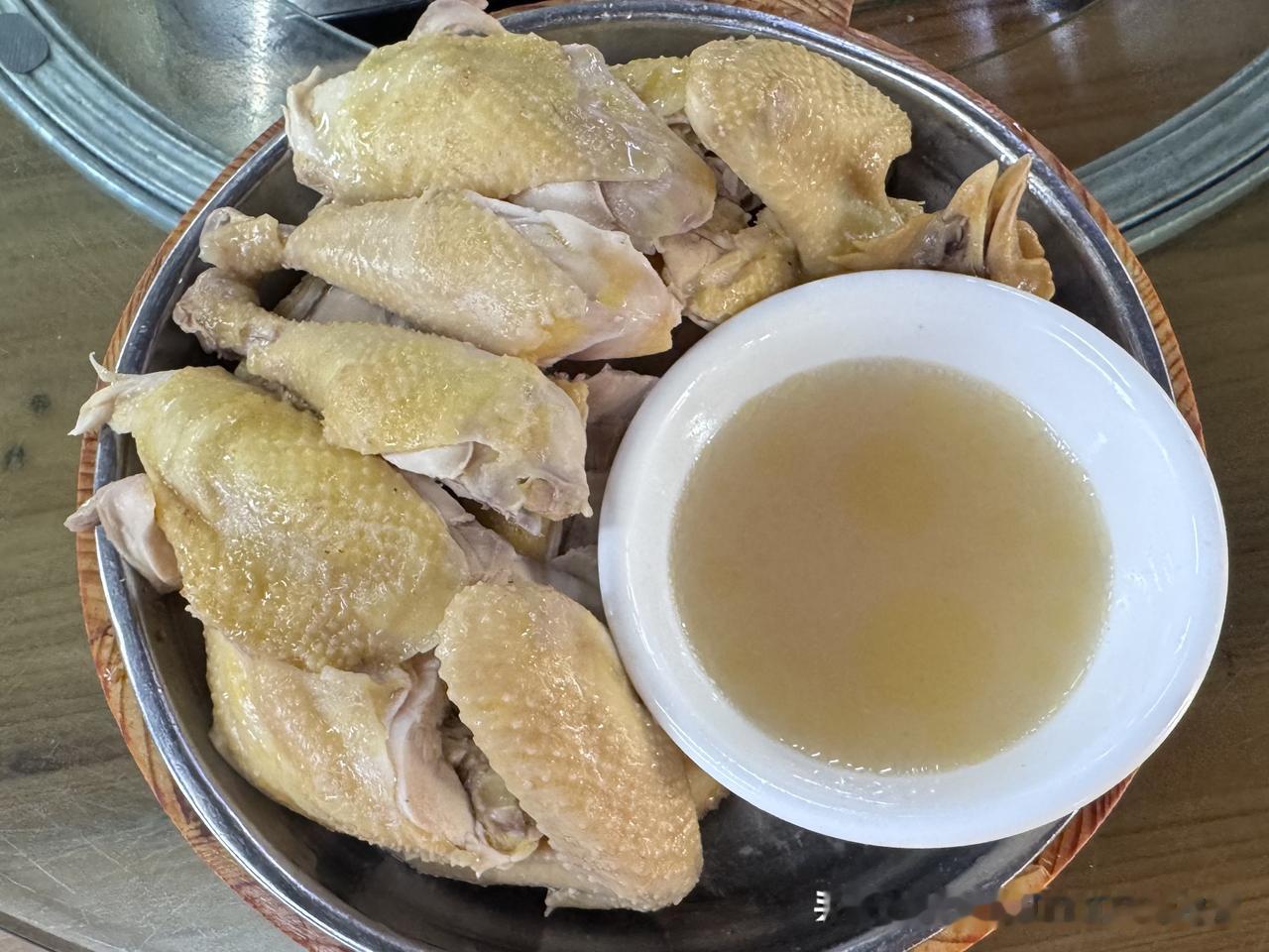 秋天你最喜欢吃什么广西特色—水蒸古典鸡。皮滑肉嫩，保留鸡肉本味。抹上盐和花生油，