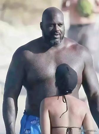 奥尼尔的首任妻子香妮，是位一米六的记者，采访时她和奥尼尔起了冲突，遭到对方推搡，