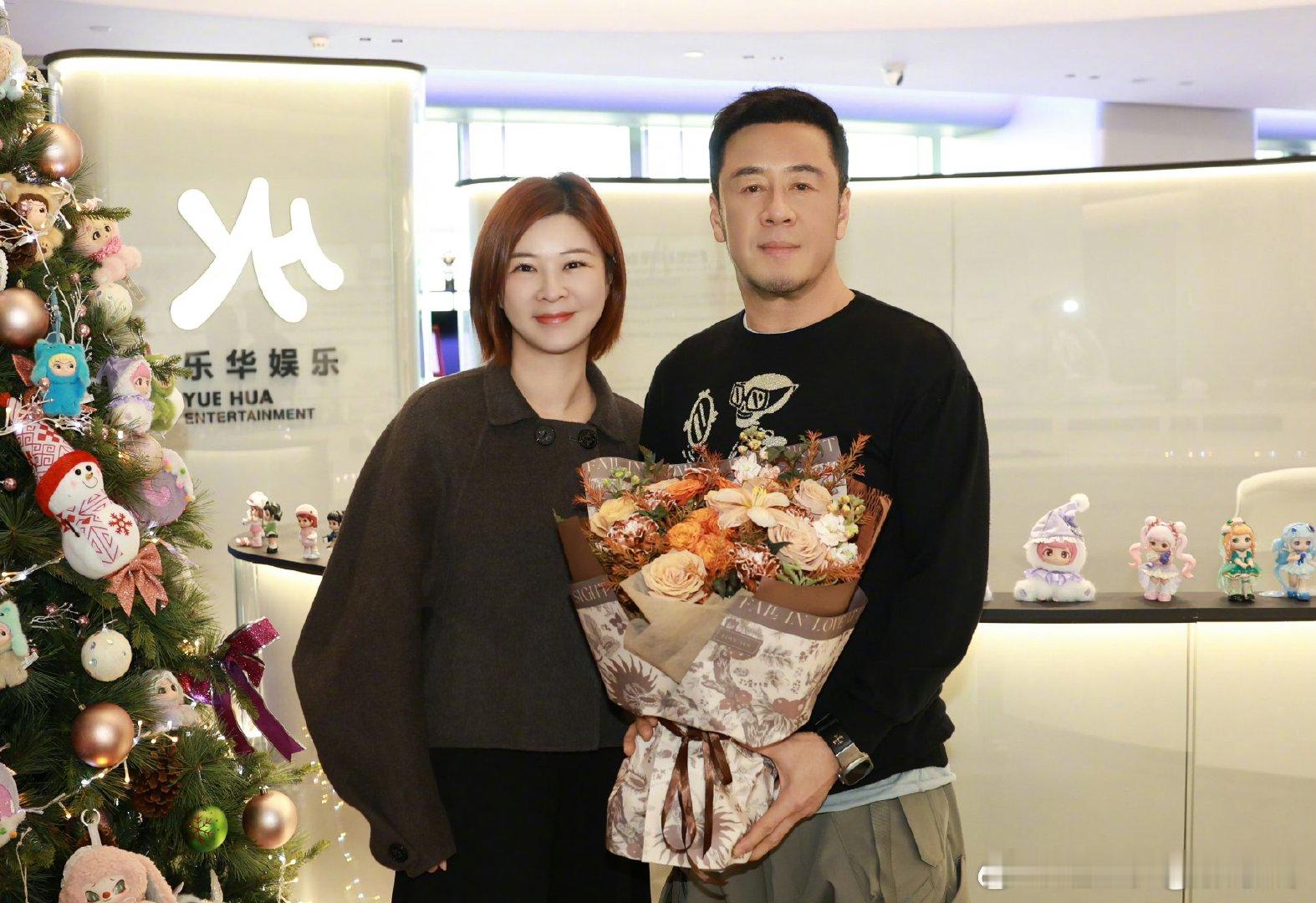 杜华欢迎杨坤签约乐华，突然加入这么个唱跳都能打的老牌歌手，属实有点意外，感觉乐华