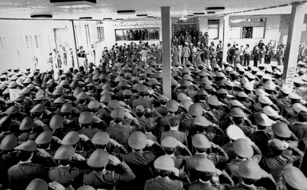 接一下柯基的话茬，伊朗空军官员今天与霍梅尼的孙子哈桑・霍梅尼进行了会面。这件事儿