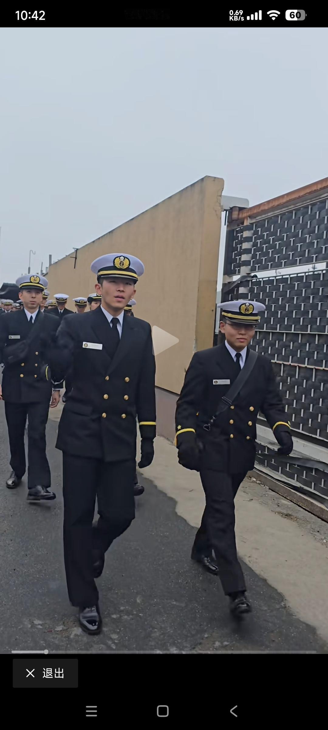 你没看错，这是日本正规的自卫队成员

一米五的身高，萝卜头+瘦弱的身躯也能入伍。