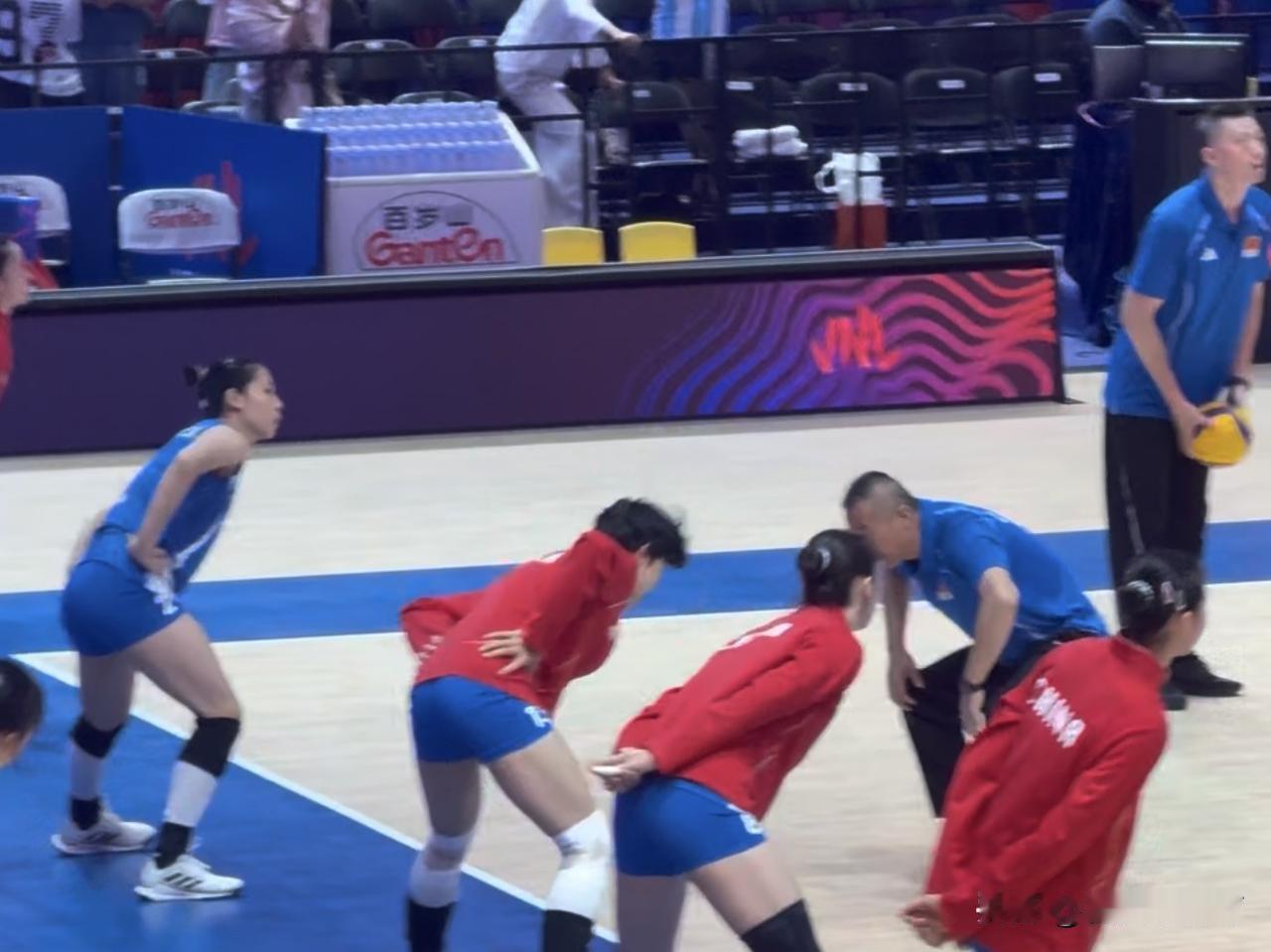 正在直播中国女排VS多米尼加女排！赵勇教练依然是没有更换首发阵容，首发阵容还是跟