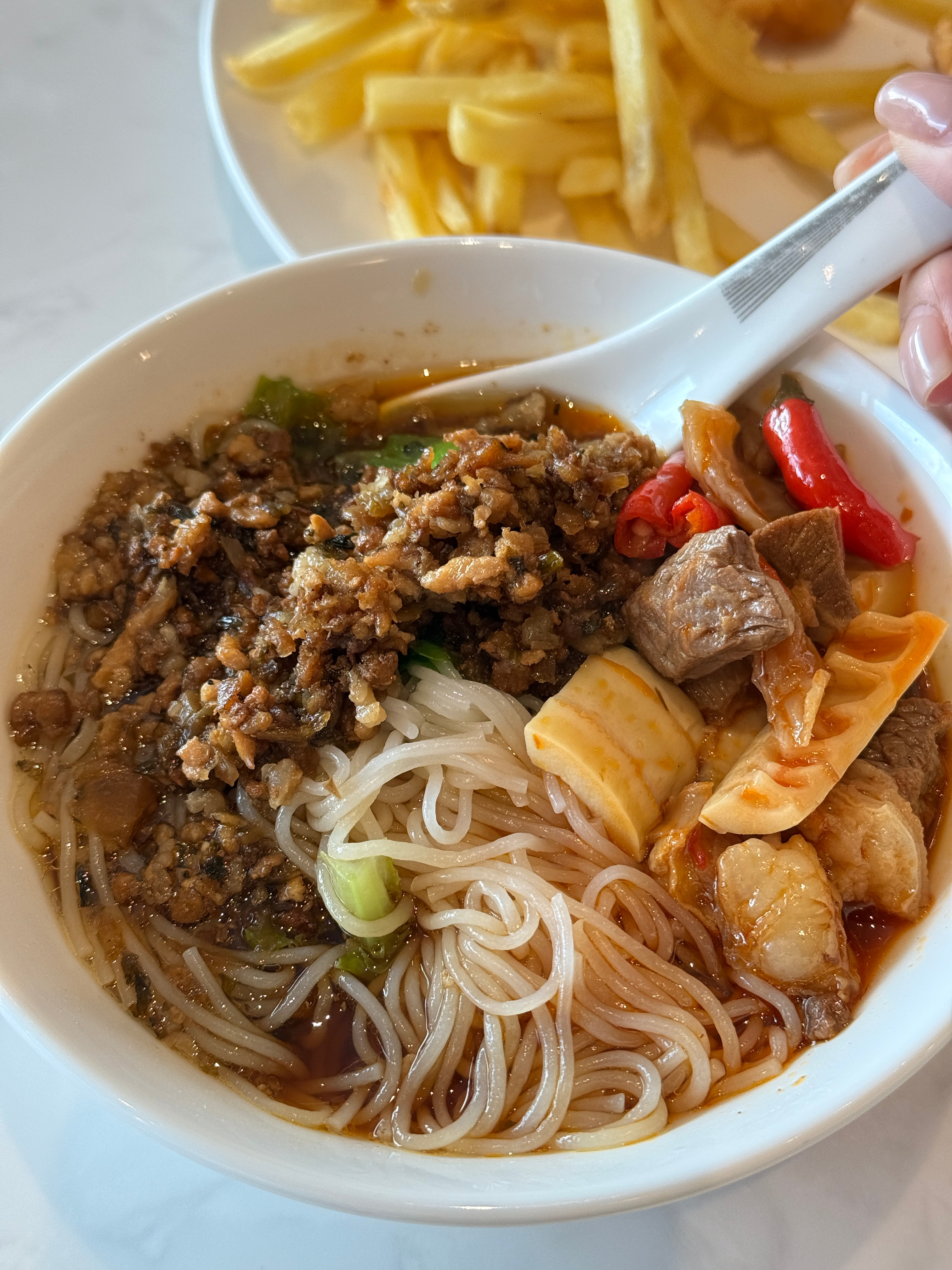 早起一碗酒店的米线～今天去乐山半日游一下再回杭