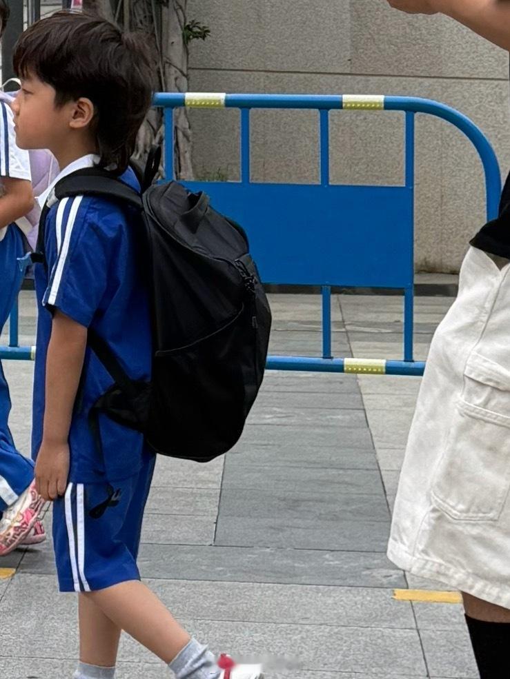 娃已就位 巴西莓粉开启早八今天开始午托（又开始操心了在家 在上学时路上唠叨了很多