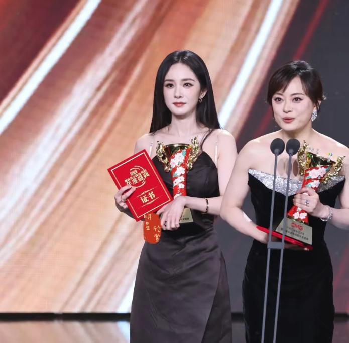 看了昨晚的中国电视剧年度盛典，
觉得杨幂有点可怕，
不是长相问题，也不是性格的事