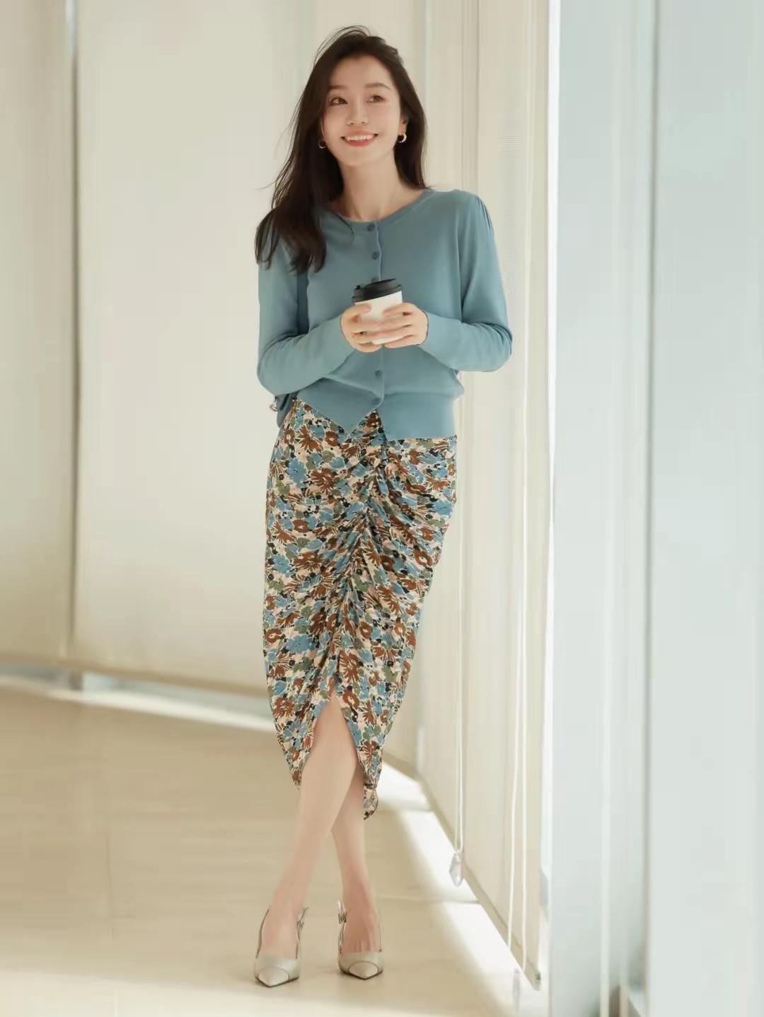 🌿 场景穿搭解析：温柔知性风碎花裙穿搭
这套穿搭非常适合通勤上班、咖啡馆探店、