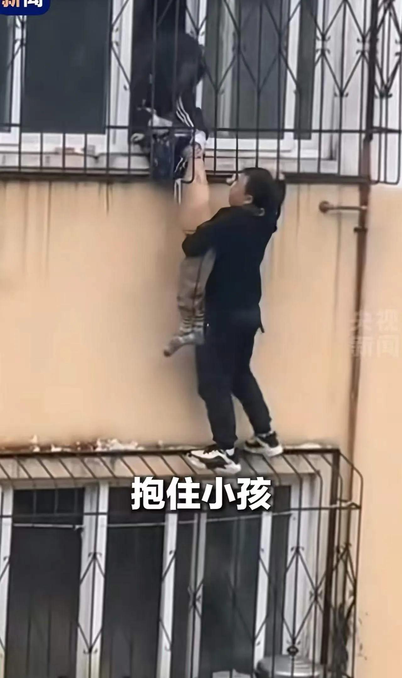 “这个外卖员火到央视新闻！”在开封，发生了一场惊心动魄的救援——一个幼童头卡在防