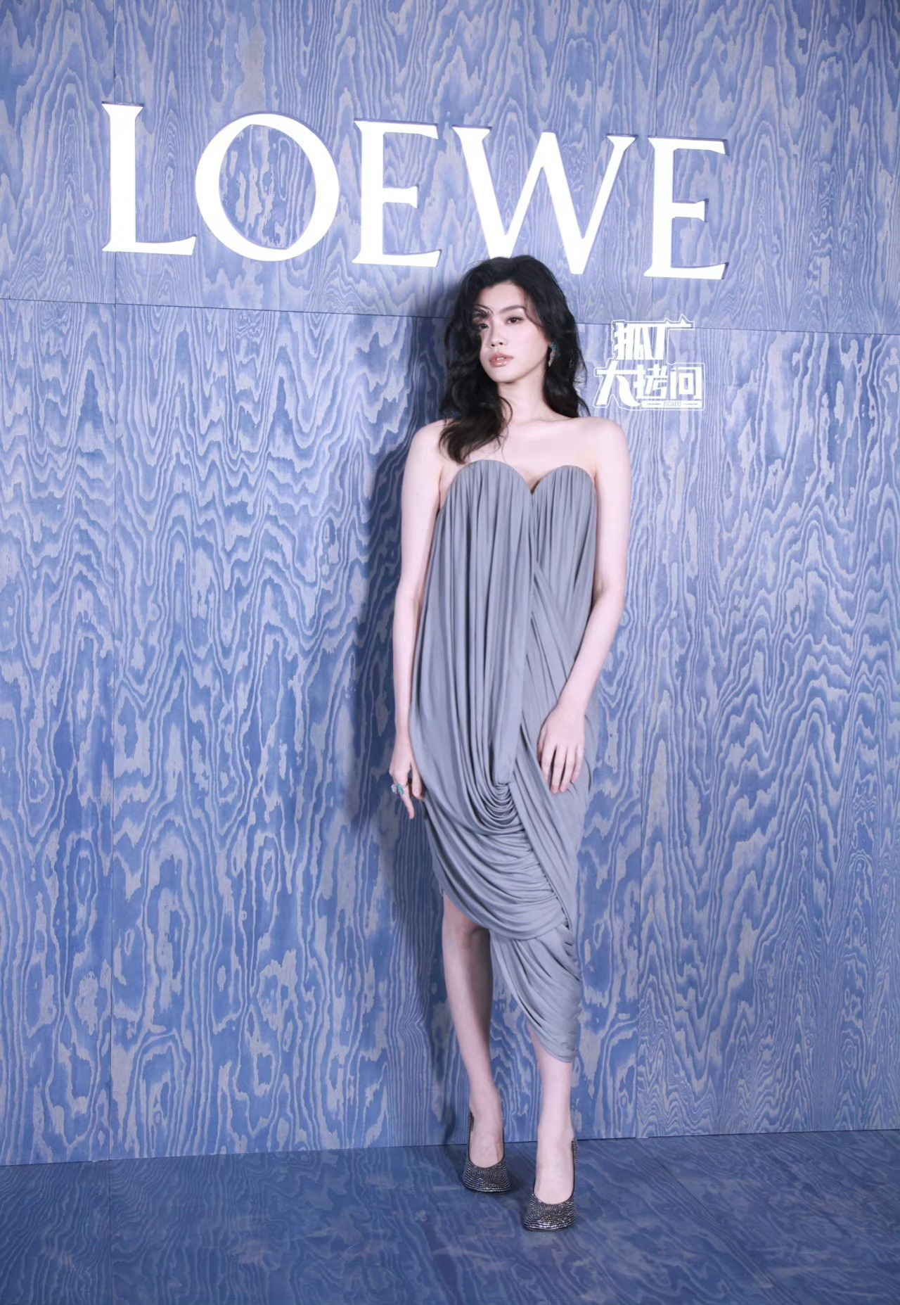 #谁给奚梦瑶选的衣服##奚梦瑶港风大波浪# LOEWE晚宴，谁给奚梦瑶选的衣服，