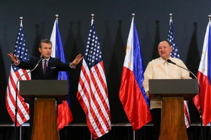 不装了，摊牌了！美国这回直接点名中国，和菲律宾搞了个大动作！

就在刚刚，美国国