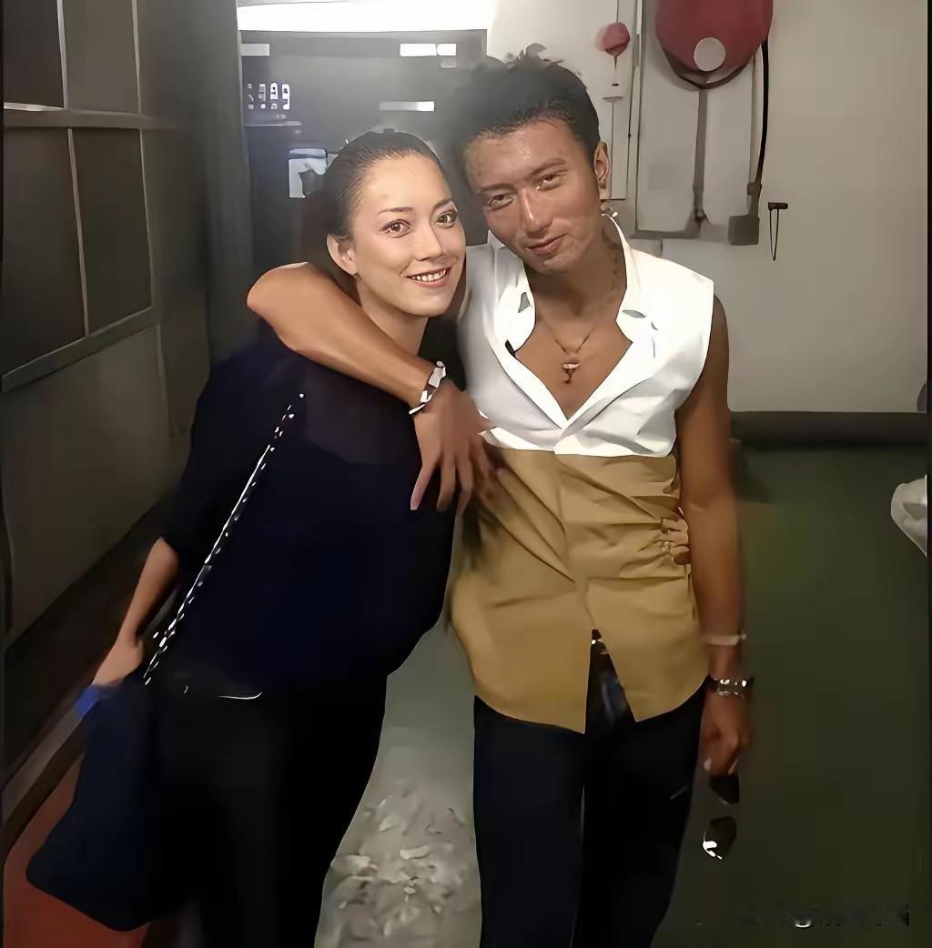 看完这两张照片，我突然明白了什么：难怪谢霆锋与张柏芝走不下去呢，看来根本就不是当