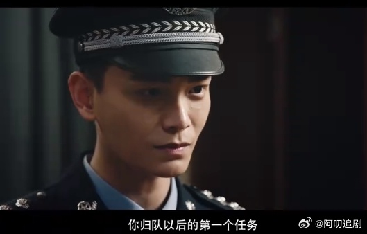 丁禹兮新剧饰演硬汉警察  丁禹兮新剧饰演硬汉警察，碎短发发型显得整个人干净利落。