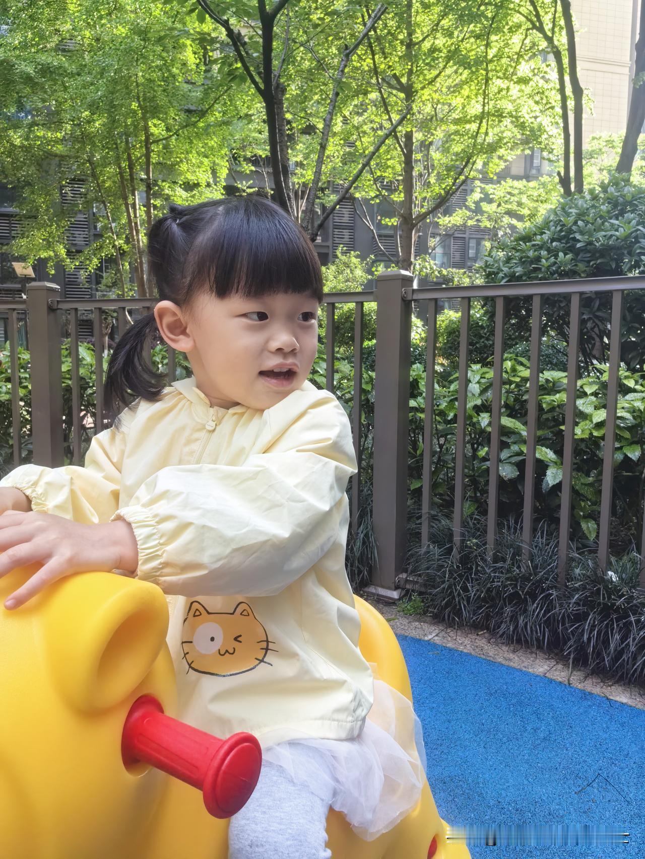 想不明白这是为什么？
3岁的小外孙女上幼儿园两个月了，从来不在幼儿园拉粑粑。
