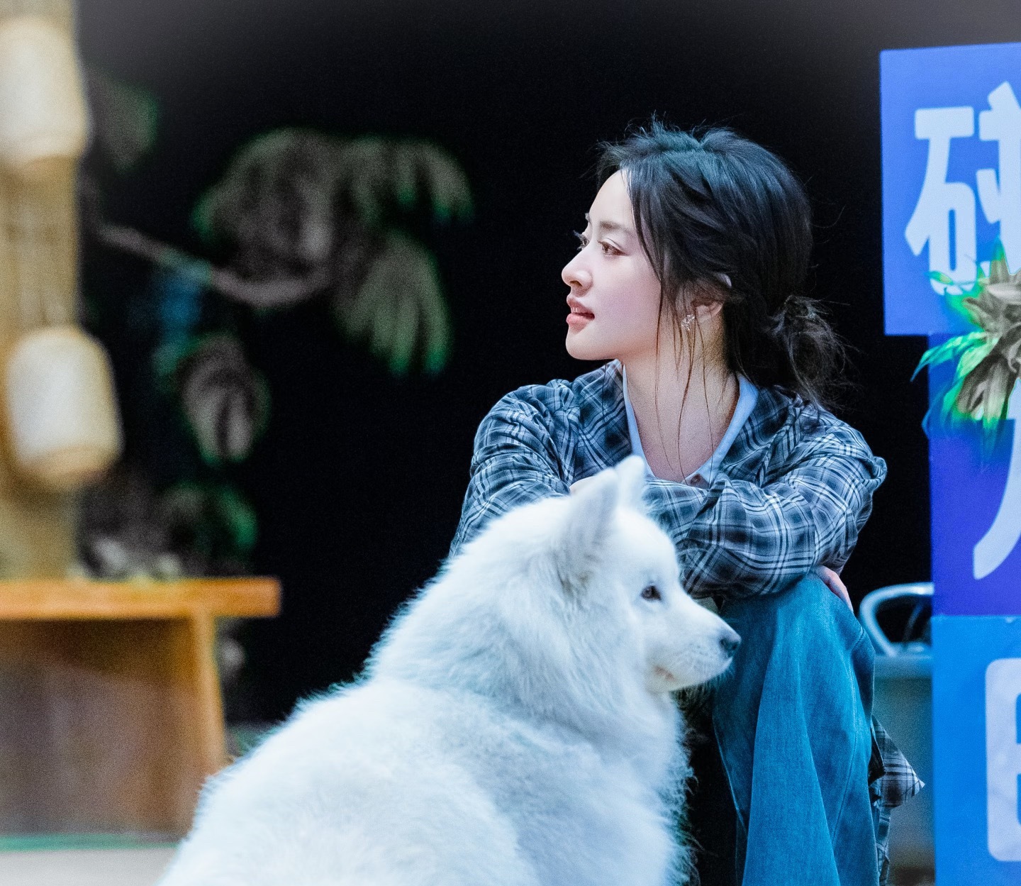 沈月直播沈月低丸子头➕格子衬衫造型姐感十足，我们月月越来越有大花味了！亲爱的客栈