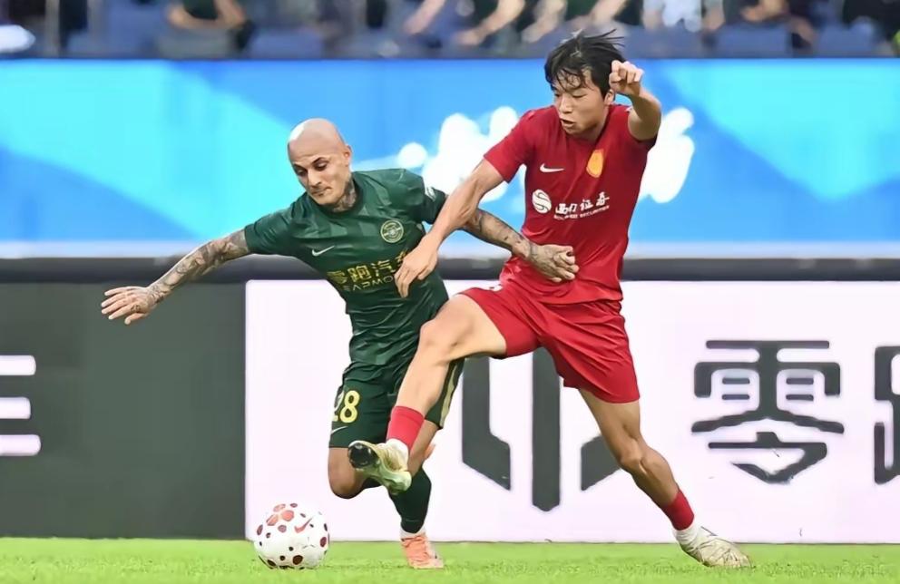 大胆猜测！米特里策揪李镇全头发，和他秃头有很大关系！
中超联赛第4轮，浙江队0-