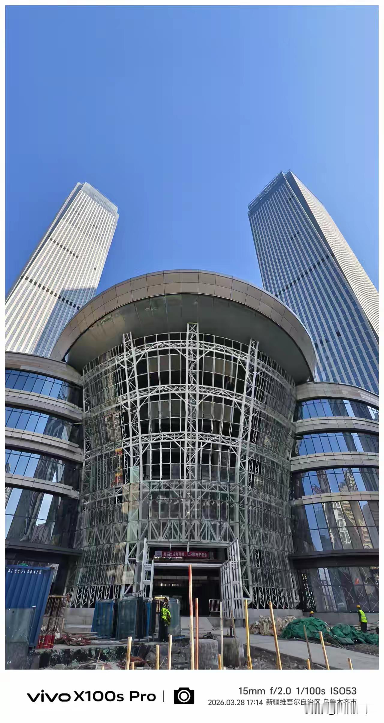 作为深圳企业在新疆乌鲁木齐投资约一百八十亿的新疆国际金融中心，主塔楼高288米，