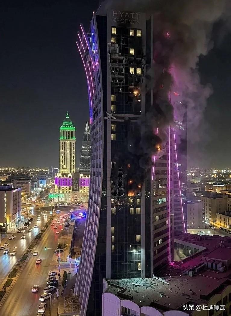 拦不住，根本拦不住！
位于沙特阿拉伯利雅得的凯瑞酒店遭到导弹的袭击，现场浓烟滚滚