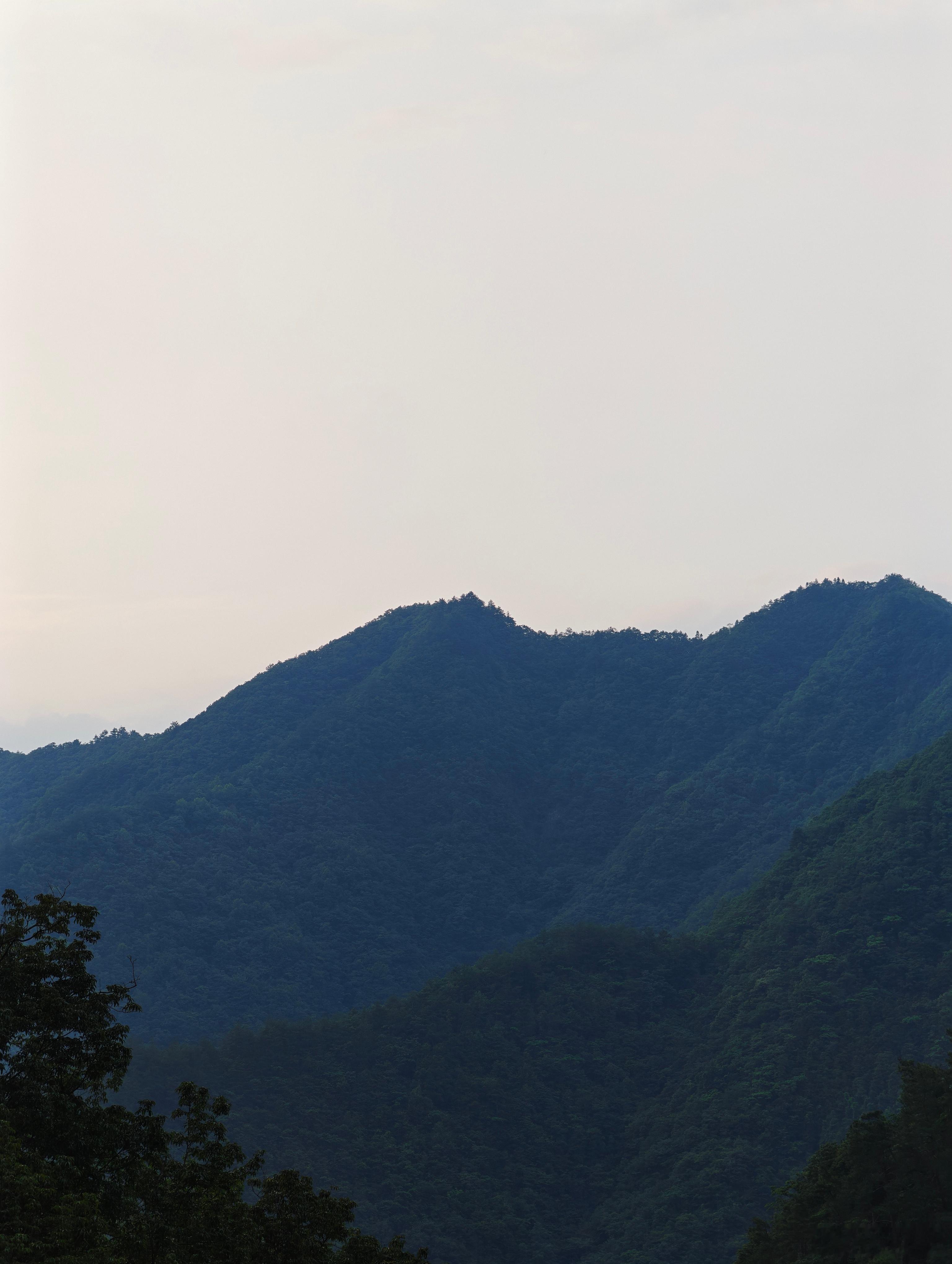 青山依旧在，几度夕阳红 