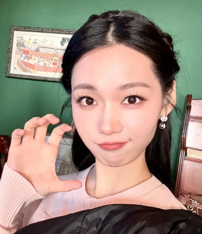 段奥娟录节目不忘换防窥膜录节目也不忘呵护隐私，随手换膜超随性，真实模样太戳人啦 