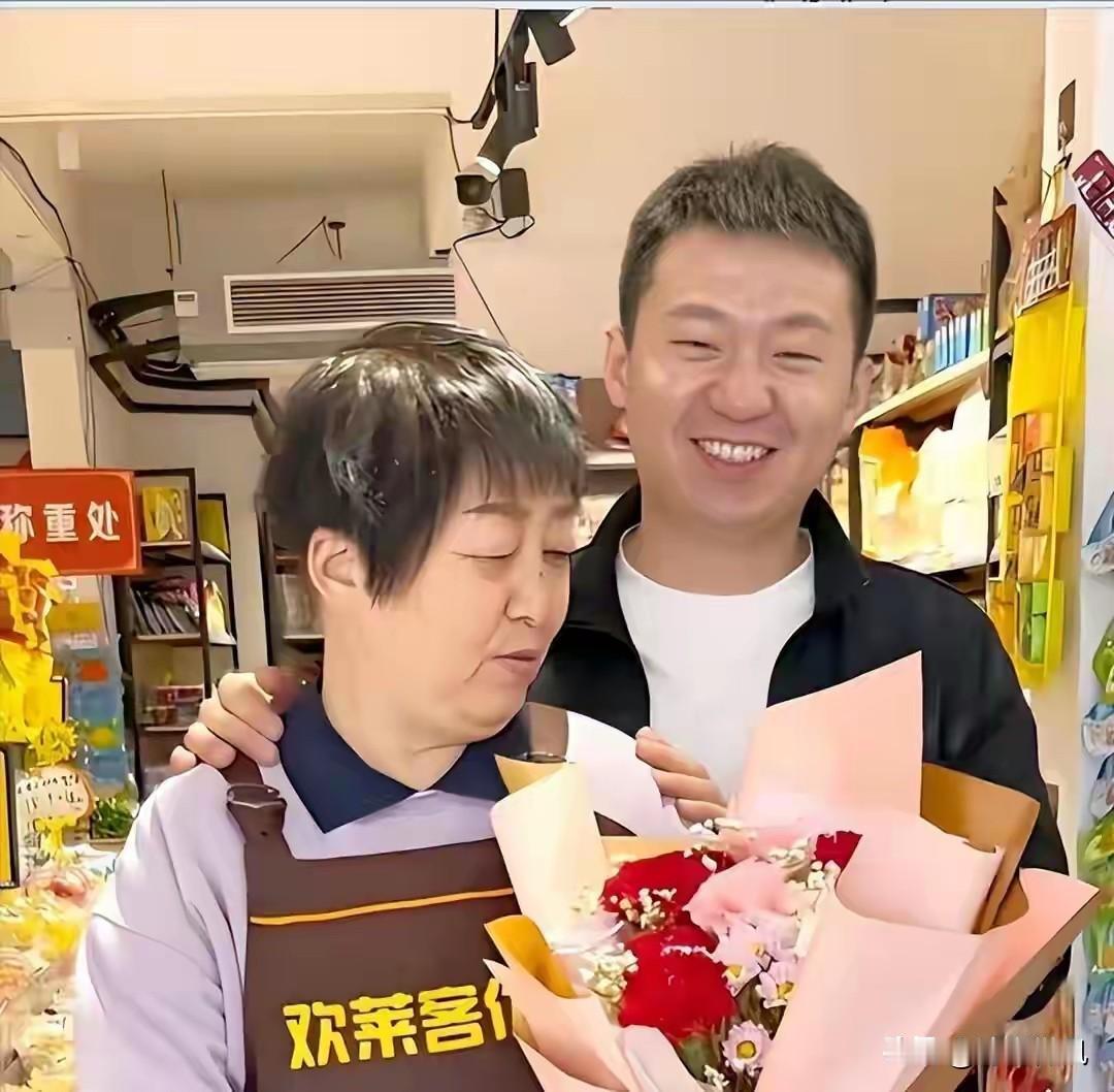 母亲被当众脱裤侮辱，儿子拔刀一死三伤，改判出狱后他过得怎样？
 
2016年山东