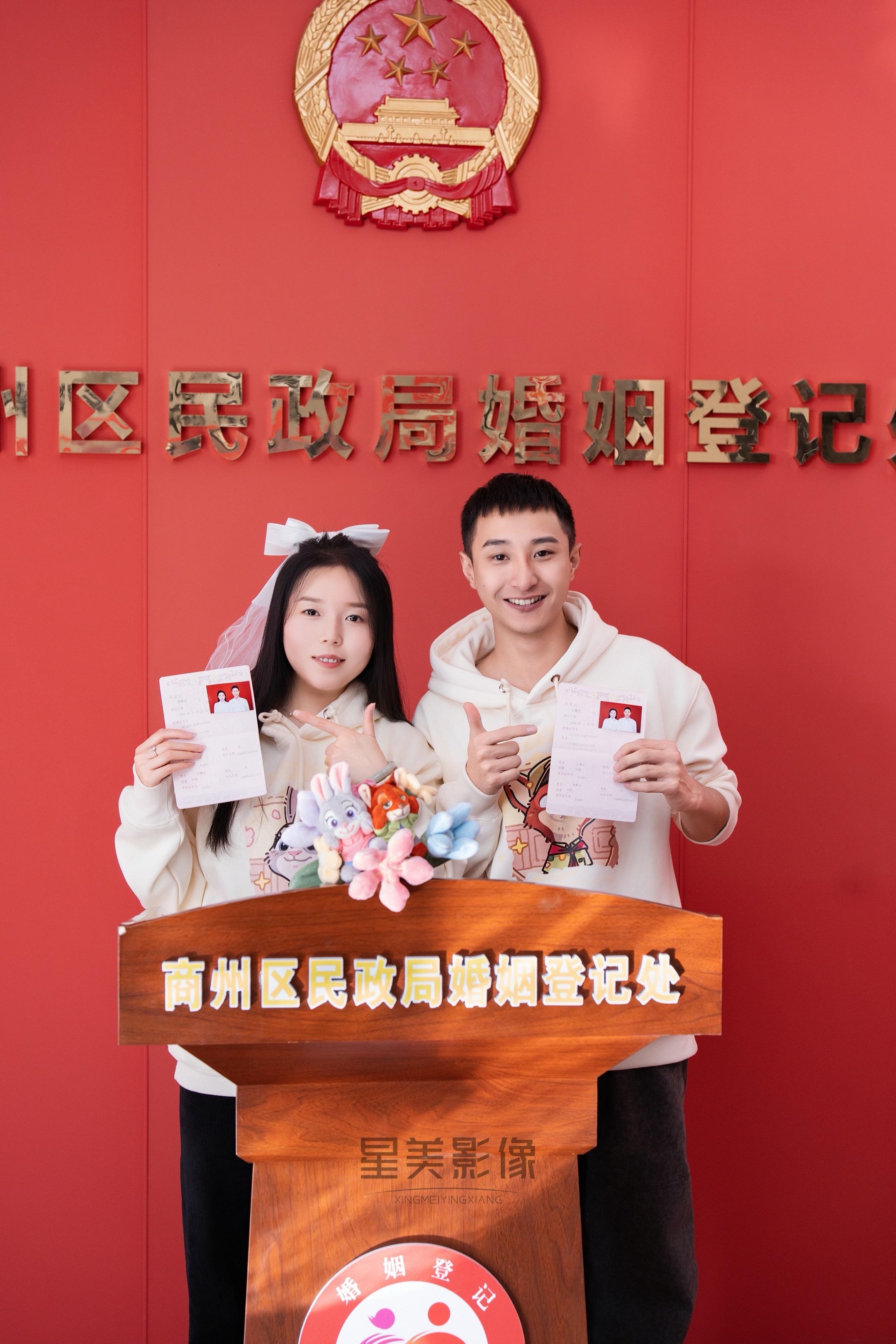 领证跟拍客片来啦｜红本本一拿，从此我们是“我们”啦 镜头里的这一幕，甜...