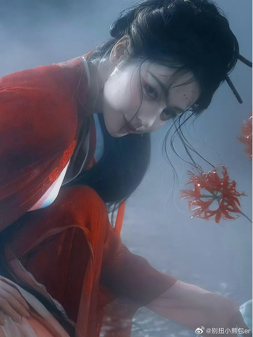 热巴贺思慕孤独又灿烂的神 强大灵主也有软肋，贺思慕常年被孤寂包裹，初见色彩时的错