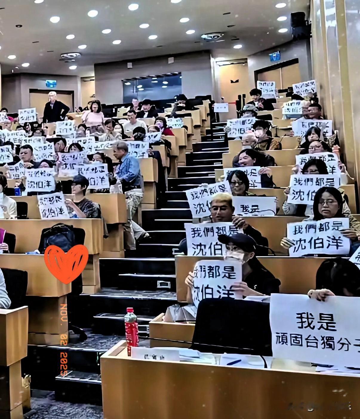 台湾黑熊学院这波操作，
真是把“作死”写在脸上了

最近台湾黑熊学院一群师生举着