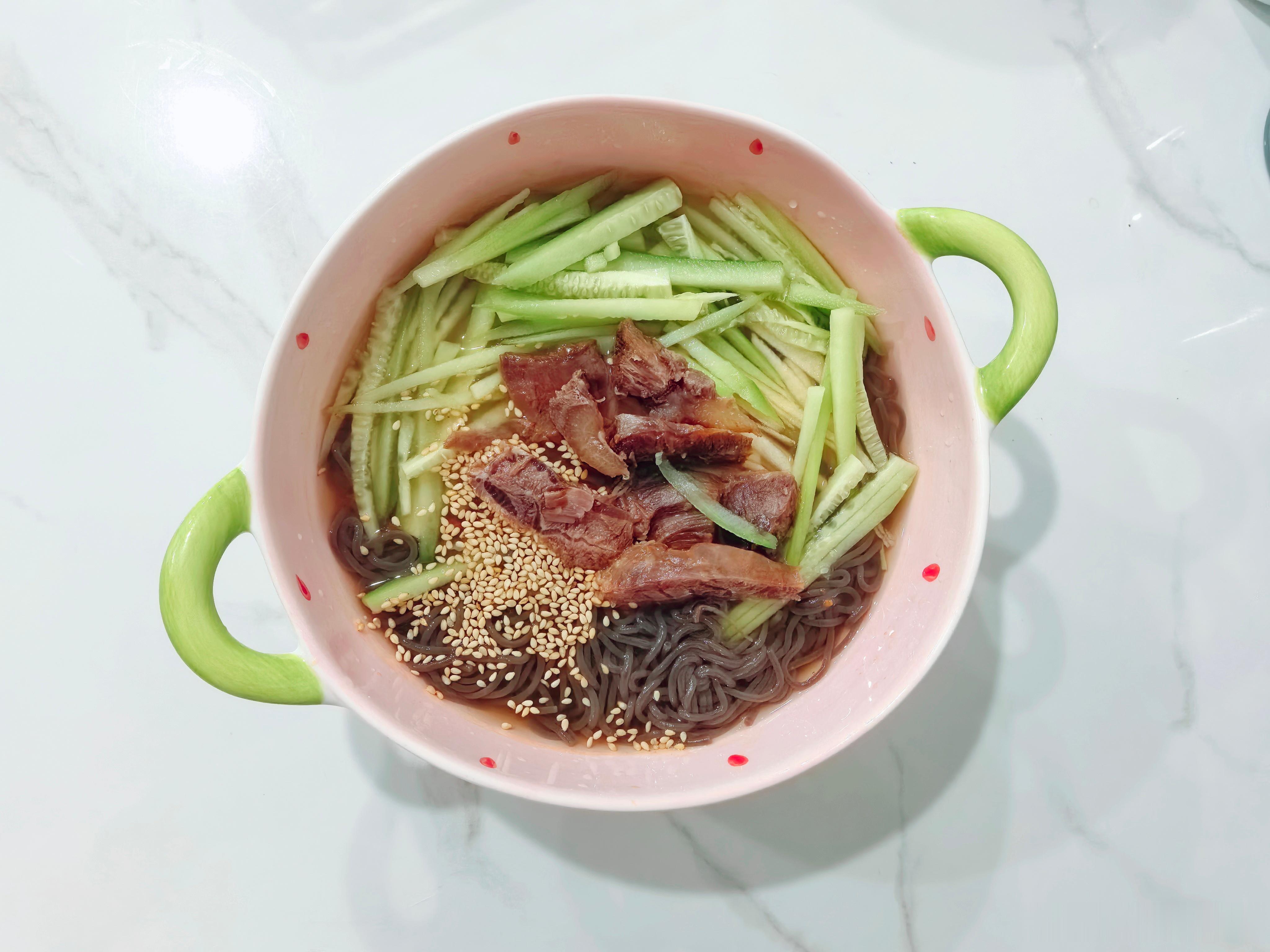 今日晚餐 太热了也只有吃个冷面合适🤣。快速切了点黄瓜丝和自制卤牛肉，一碗卖相不