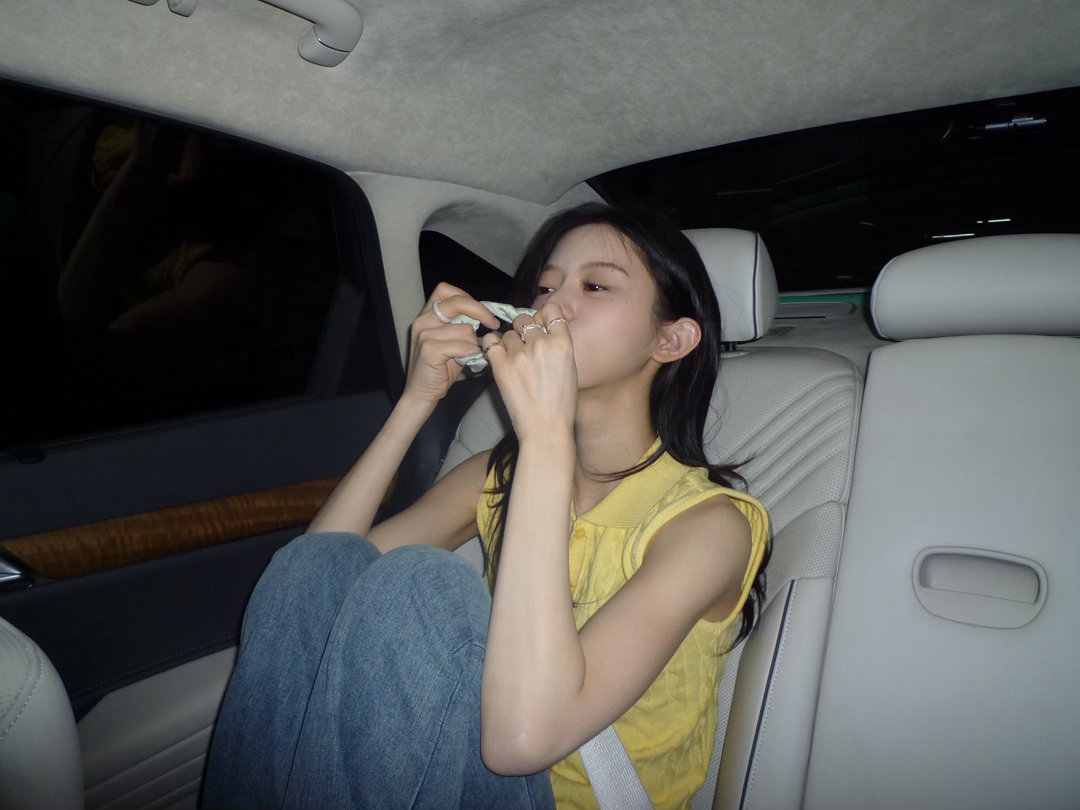 这张照片完全看女儿视角，爸比真的特别爱敏珠 