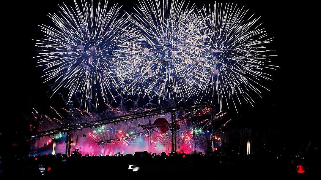 在广东竟然都能看到华晨宇海南演唱会的烟花 