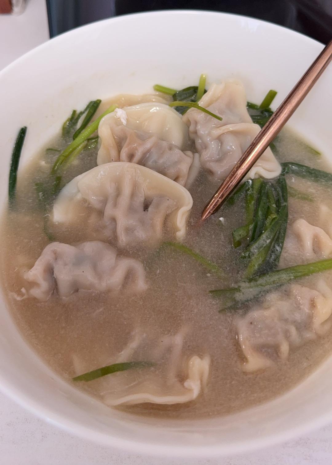 懒人的早午饭，一袋素食水饺，配上韭菜，二十分钟搞定，今天吃的三鲜馅料的，里面有木