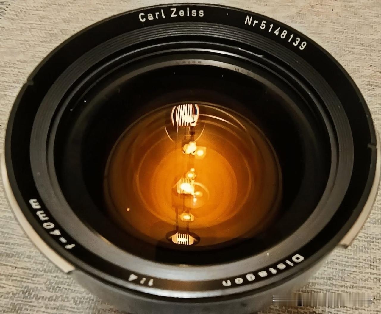 镀膜漂亮的蔡司Zeiss Distagon 40/4镜头。


图中这枚Carl