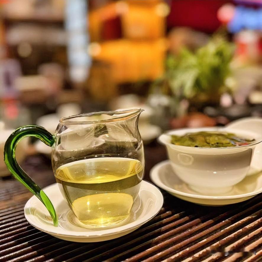 《茶淬灵根·诗经体》
采泉于涧，燃薪于室。
沸水漫漫，茶烟熠熠。
浮沉辗转，心静