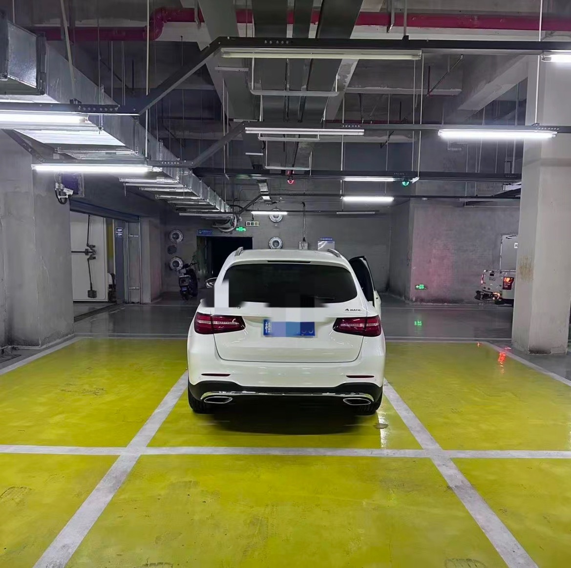 【车停在玉林北站地下室车被刮蹭】4月25日，网友爆料称：4月18-21日，自己的