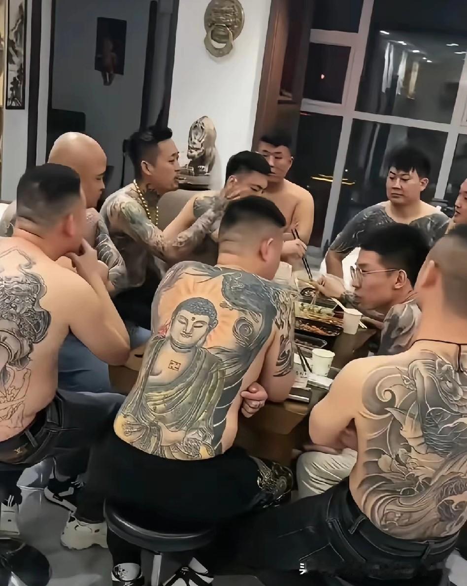 那些纹身的不是胖子就是光头！
一天二十四个小时有一半的时间围在桌子上，不是打牌就