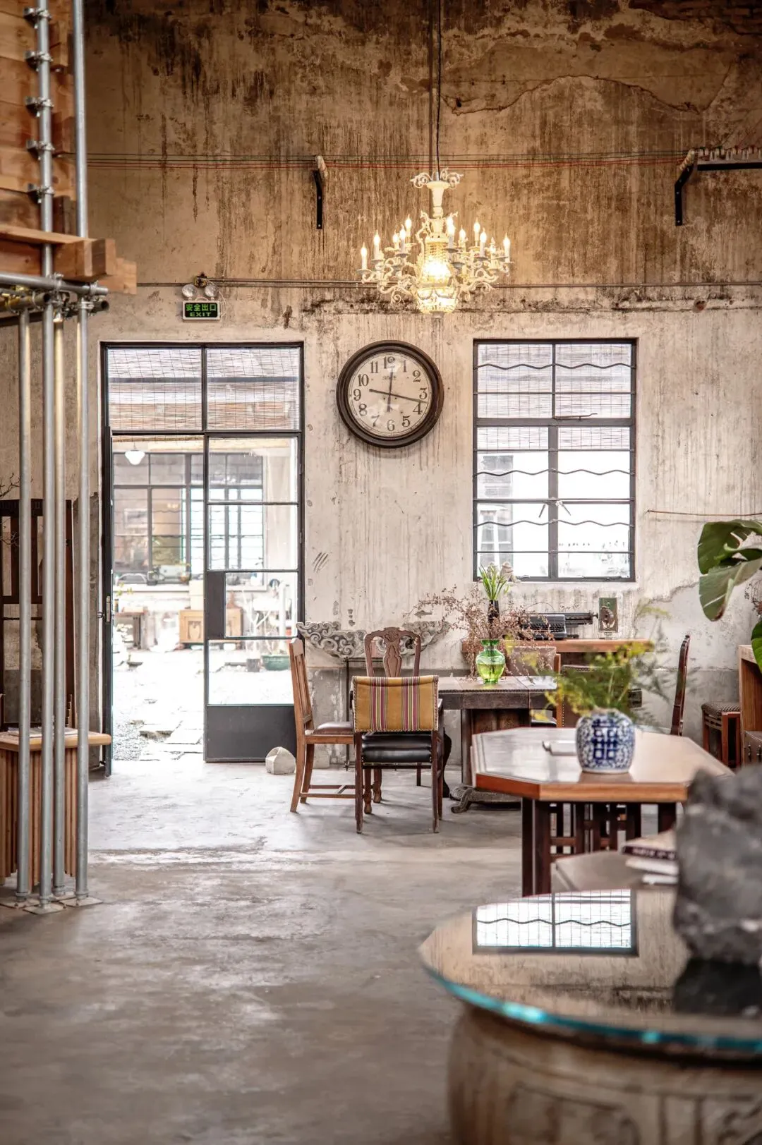 “物件本身是没有意义的，它的重量，密度，造型，以及用法，反映的是过去人们对生活中