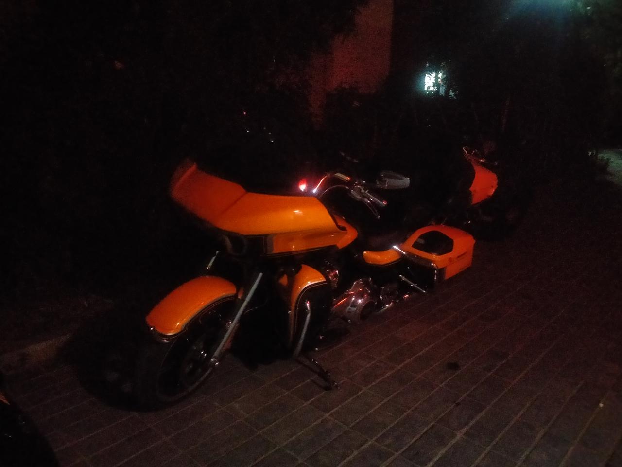 每日一图随手拍夜晚散步十笏园街区，路边停一辆，哈雷橙色精品摩托车，