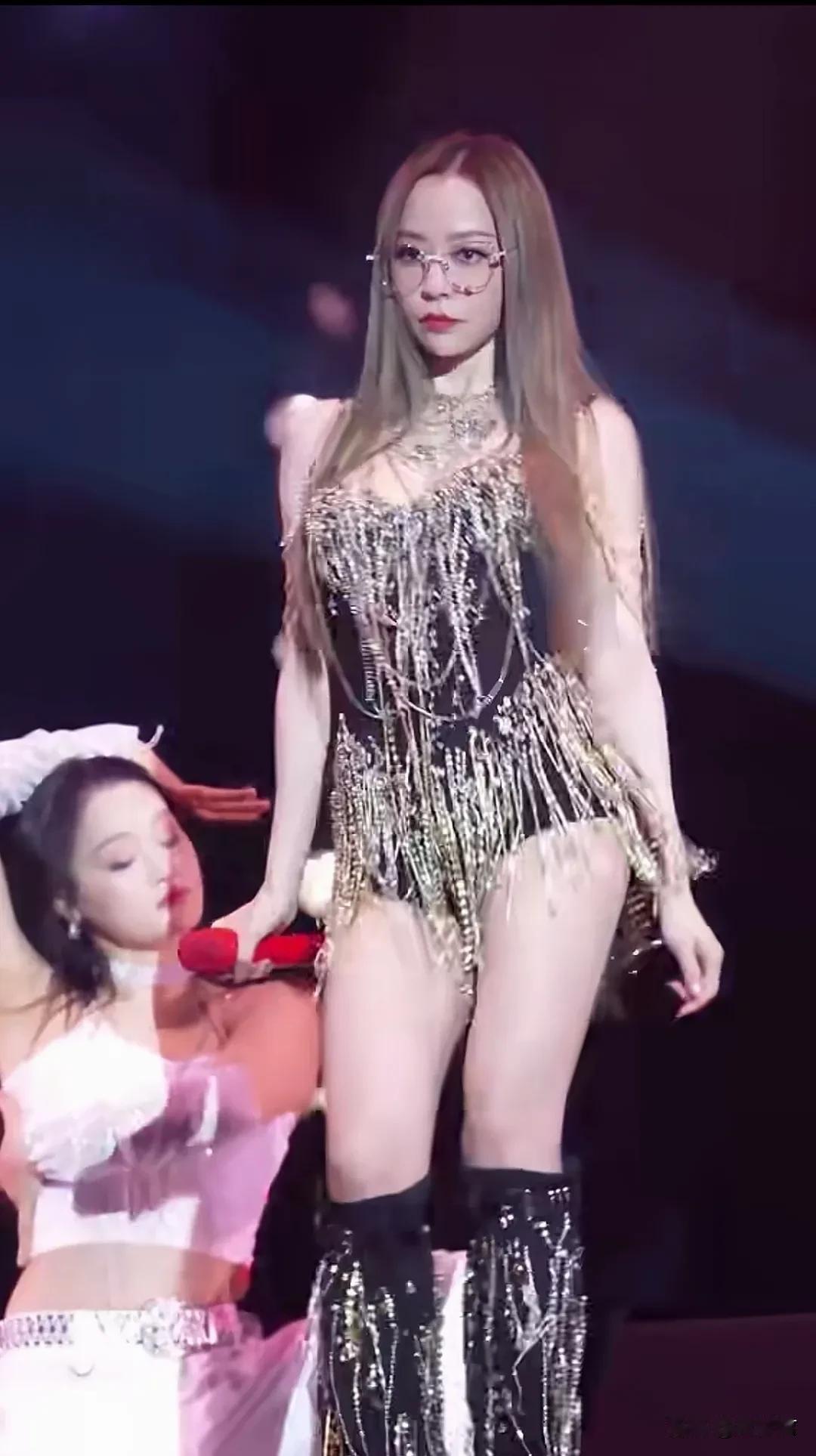 张靓颖变了！离婚后的她，变成了一只性感狂野的猫！

曾经的张靓颖，是那个小心翼翼
