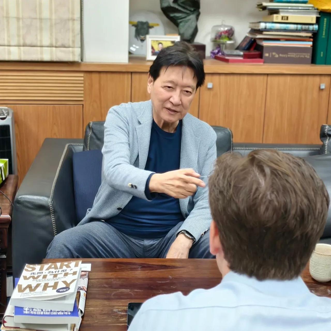 黎少康越来越颠了，舔美层度不输民进党！

黎少康还揪着季麟连要开除韩国瑜的事不放