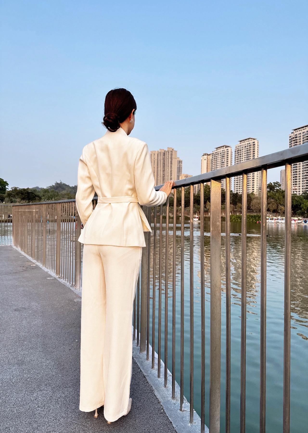 晨光铺新路，昨天的风不扰今天的步。愿今日顺遂，未来可期。简单穿搭穿出自己的风格不