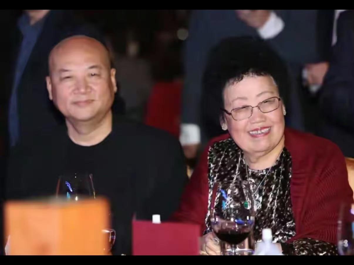 迟重瑞和陈丽华的爱情，说起来还挺传奇的，全是靠京剧牵的红线。1988年，迟重瑞刚