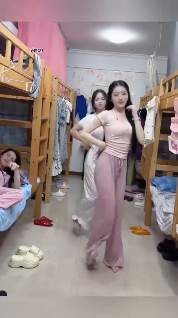 女生宿舍睡衣女孩可爱舞蹈，治愈不开心，舞台无处不在。
起来跳舞啦。
喜欢就点个关